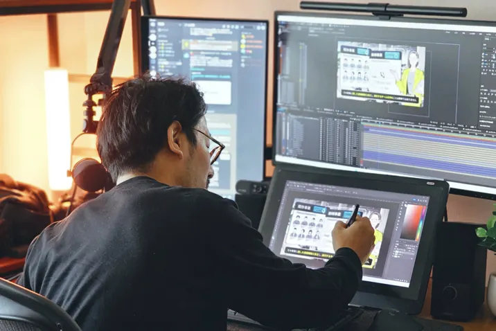 液晶タブレットで作画中の粕田辰哉